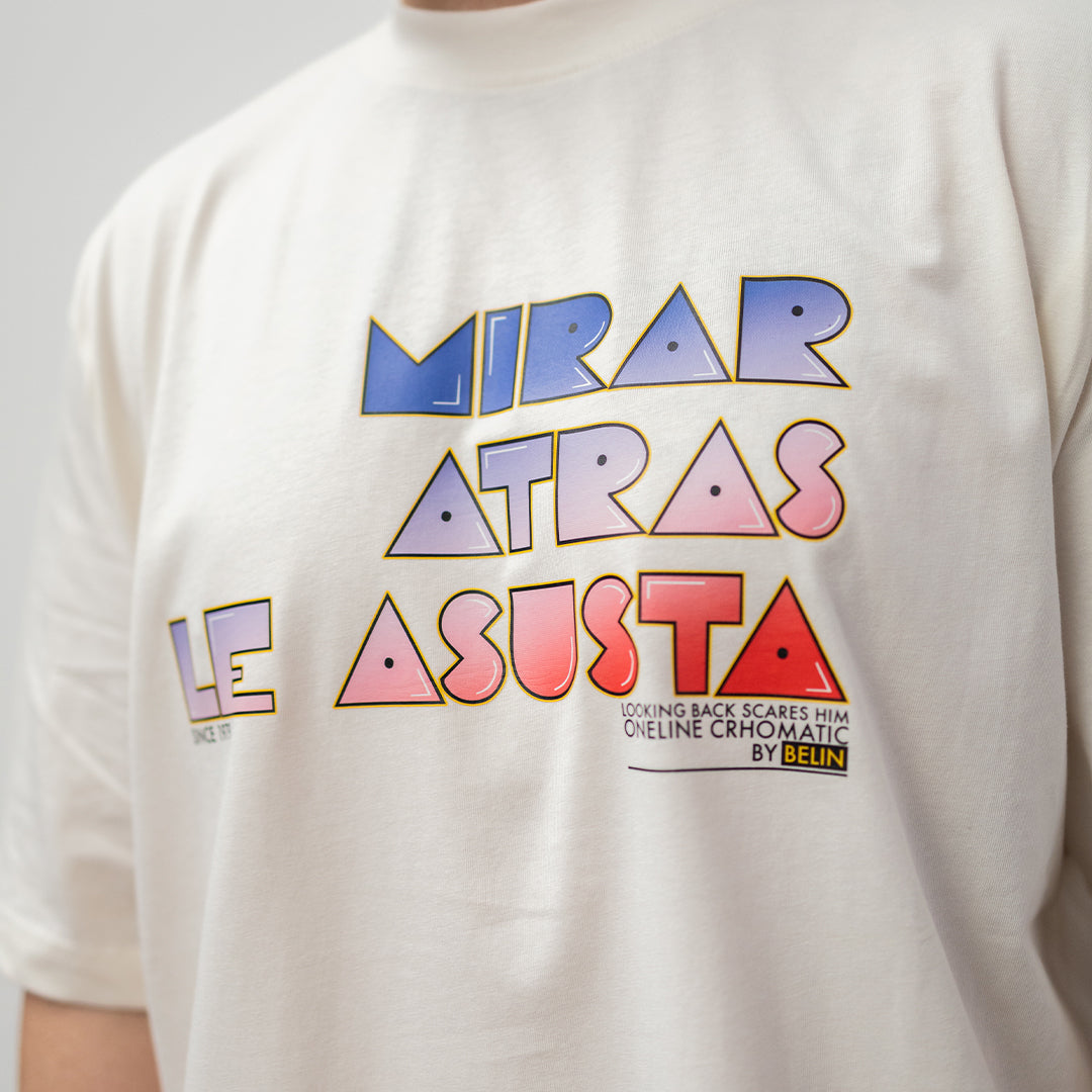 "Mirar atras le asusta" T- Shirt Limited Edition